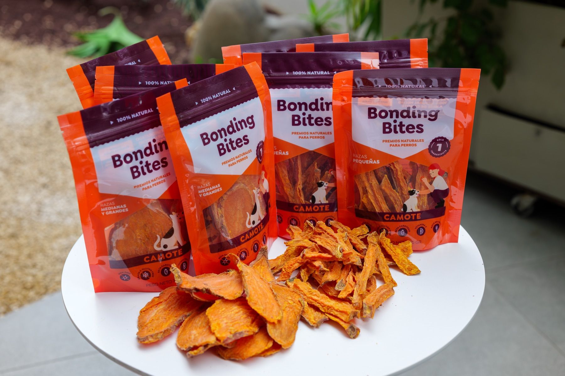 Rodajas y tiritas de camote junto a bolsas de Bonding Bites